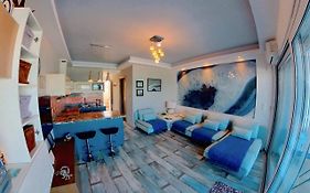 Deluxe Beach Apartment- Sleeps 2 & Private Terrace